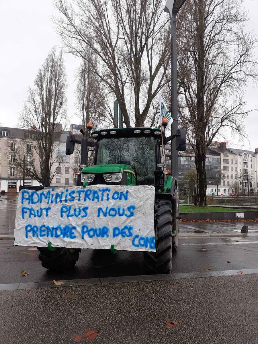 🔴 Mobilisation en cours #FNSEA44 + <a href="/jeunesagri44/">Jeunes Agriculteurs de Loire-Atlantique JA44</a> devant la préfecture de région.. STOP à la sur-administration: les agriculteurs exigent des mesures concrètes ! Rencontre &amp; actions à suivre 🧵
