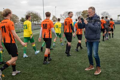 De smeuïge verhalen van een excentrieke amateurvoetbalverslaggever: ‘Hij moest barbecueën met zijn schoonmoeder’ dlvr.it/TGQZ7R