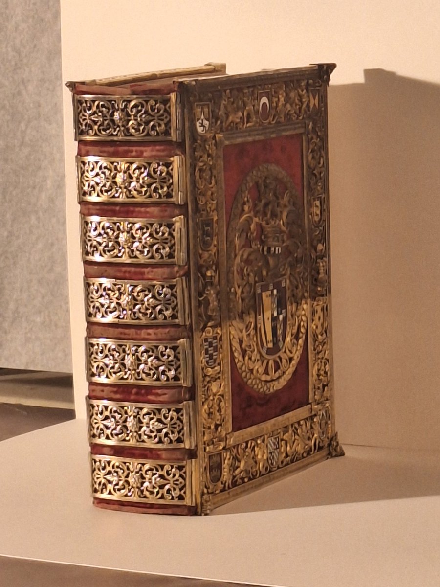 MaxenceHermant's tweet photo. Spectaculaire restauration. Point d'étape photographique. Affaire à suivre ! @laBnF  Reliure en argent doré, Espagne, début du 17e siècle https://t.co/H01M3vXm4T