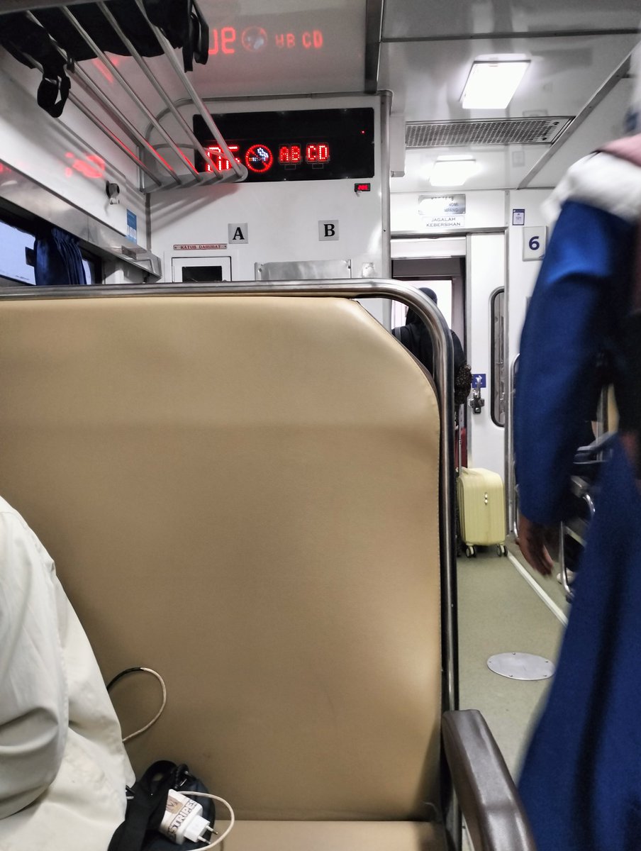 Kereta Banyu Biru, dari stasiun Solo Balapan ke Tawang Semarang jam 17.15. 
Mampir gerbong kereta makan nanya ke mbak yang jual makanan, ada mushola? Mbaknya menggeleng sambil tersipu malu. 
Terakhir naik kereta Malioboro Ekspres kayaknya ada mushola. <a href="/KAI121/">Kereta Api Indonesia</a>