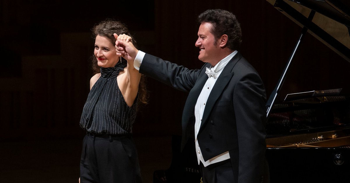 Les Arts, València (@lesartsvalencia) on Twitter photo 🟡#LesArtsÉsGransVeus Unes imatges del concert de <a href="/SondraRadvan/">Sondra Radvanovsky</a> i Piotr Beczała al costat de la pianista Sarah Tysman.
Un preciós homenatge a #Puccini que recordarem durant molt de temps. 💖
📸 Mikel Ponce 🟡#LesArtsÉsGransVeus Unes imatges del concert de <a href="/SondraRadvan/">Sondra Radvanovsky</a> i Piotr Beczała al costat de la pianista Sarah Tysman.
Un preciós homenatge a #Puccini que recordarem durant molt de temps. 💖
📸 Mikel Ponce