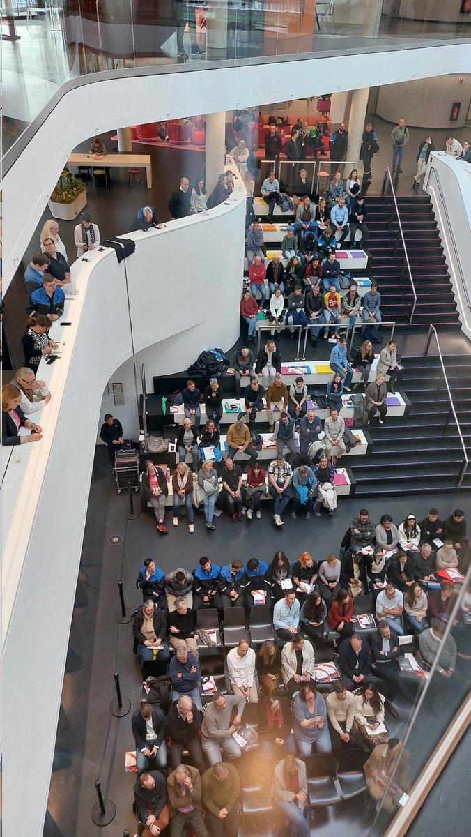 Volles Haus im #Campus-Gebäude bei der Betriebsversammlung von <a href="/CovestroDE/">Covestro Deutschland</a> in #Leverkusen