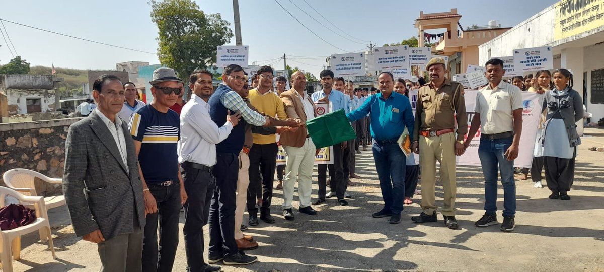 ShrushtiSeva's tweet photo. Dungarpur district hosted the launch of the "Bal Vivah Mukt Bharat" campaign with support from Govt. officials. Awareness programs saw school children, women, and community leaders take a pledge to end child marriage, ensuring a brighter future for all. #BalVivahMuktBharat https://t.co/9Wo8sk9kiZ