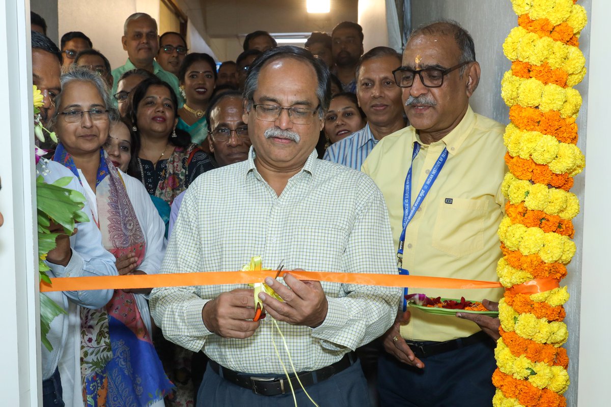 iitbombay's tweet photo. The newly-refurbished Cash section office of IIT Bombay was inaugurated today by the Director Prof. Shireesh Kedare. Institute functionaries and staff attended the function. https://t.co/PwpUsWkmzl