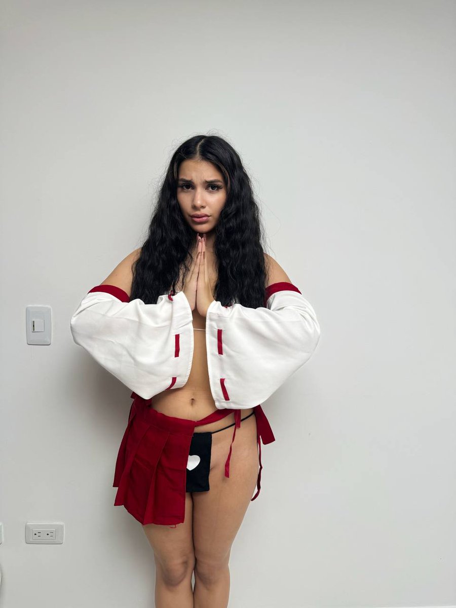 GlamShow_'s tweet photo. How many likes would you give this outfit? 😈 There’s even more in the full review.

Model: Min Galilea https://t.co/xBITChOtRZ