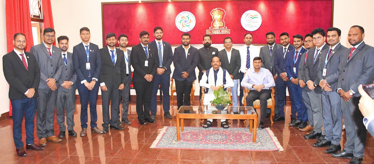 GovernorOdisha's tweet photo. 46 Odisha Finance Service (OFS) Trainee Officers of the 2021 batch of Madhusudan Das Regional Academy of Financial Management, Bhubaneswar, paid a courtesy visit to Hon'ble Governor, Shri @dasraghubar at Raj Bhavan today. https://t.co/Of7RqN87aA
