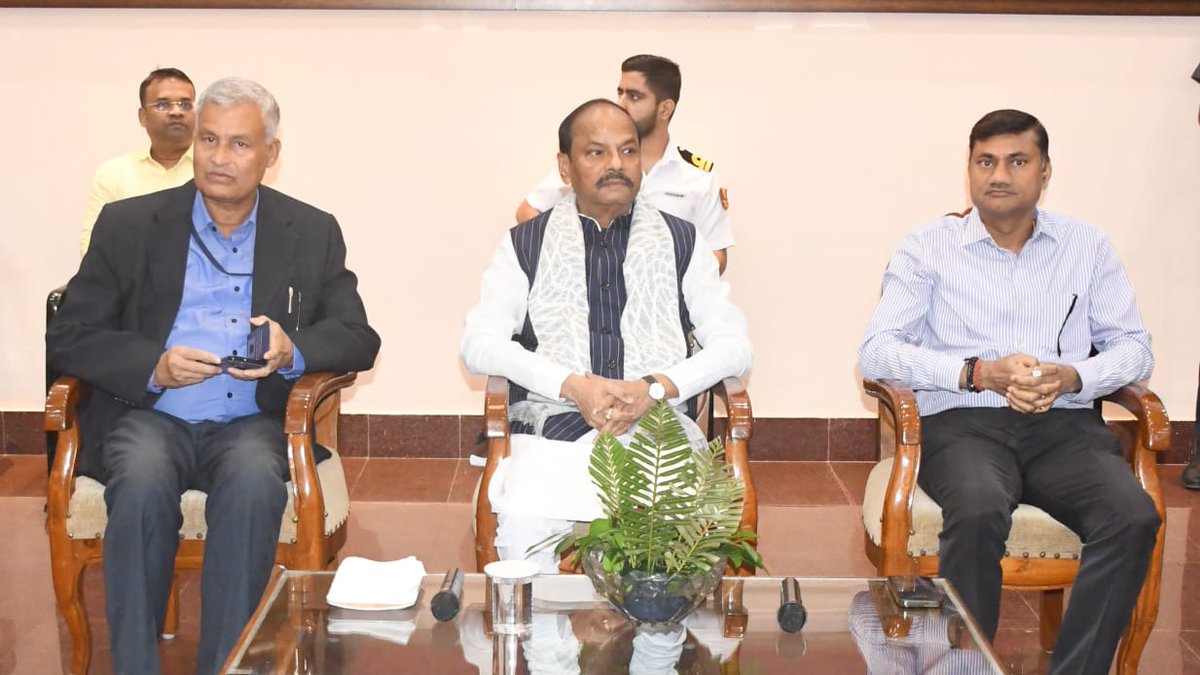 GovernorOdisha's tweet photo. 46 Odisha Finance Service (OFS) Trainee Officers of the 2021 batch of Madhusudan Das Regional Academy of Financial Management, Bhubaneswar, paid a courtesy visit to Hon'ble Governor, Shri @dasraghubar at Raj Bhavan today. https://t.co/Of7RqN87aA