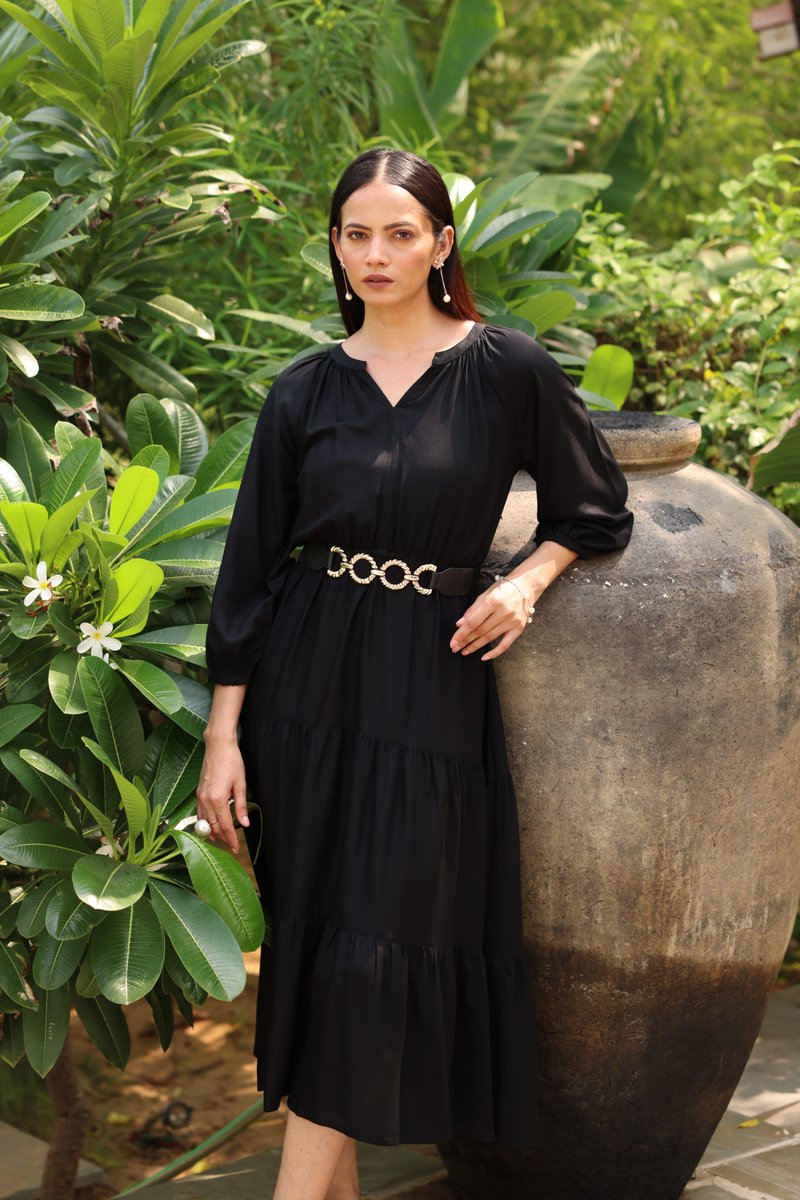 saffron_threads's tweet photo. Effortless elegance in every layer. ✨ This Black Tiered Midi Dress with an Elastic Waist Belt is your go-to for a sleek, chic silhouette❤
.
.
.
.
.
.
.
.
.
.
.
.
#TimelessStyle #EffortlessElegance #MidiDress https://t.co/dQiZk4b3Mo