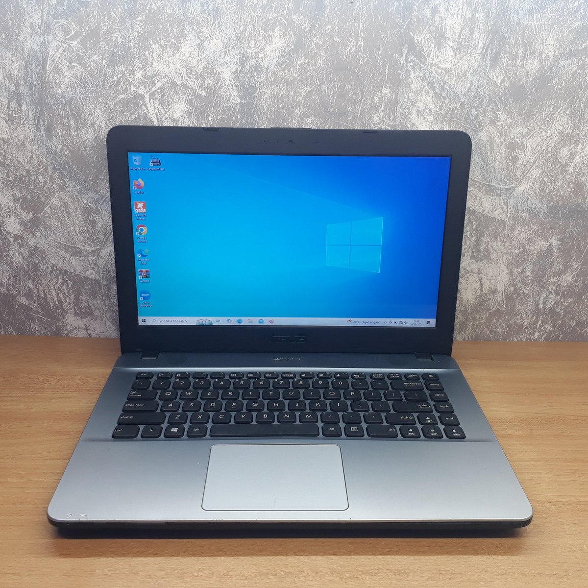 farstandalone's tweet photo. @cowobangkit Gaduh ieu om asus x441ma celeron n4000 ram 4gb ssd 256gb harga 2juta nett no minus lokasi moh toha bandung kota https://t.co/6RLjTIS1qk