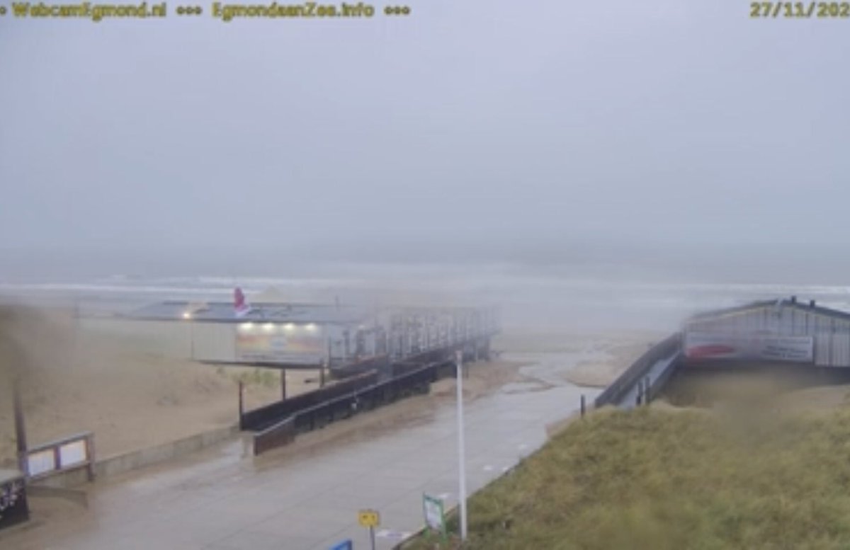 HetWeerInEgmond's tweet image. Bekijk #storm #Conall in Egmond aan Zee via de webcams op 👉🏻 webcamegmond.nl . 
De storm gaat gepaard met flinke windstoten tot 120 kilometer per uur. Ook valt er veel regen.

#weer #webcamegmond #weerfoto #webcam #EgmondaanZee #egmond #buienradar