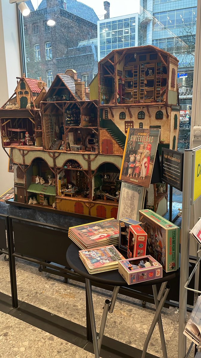 Nu te zien in boekhandel Broese in Utrecht <a href="/Broese_utrecht/">Broese</a> het decor dat ik heb gemaakt voor het Sinterklaasboek. Het decor blijft t/m 5 december daar staan.