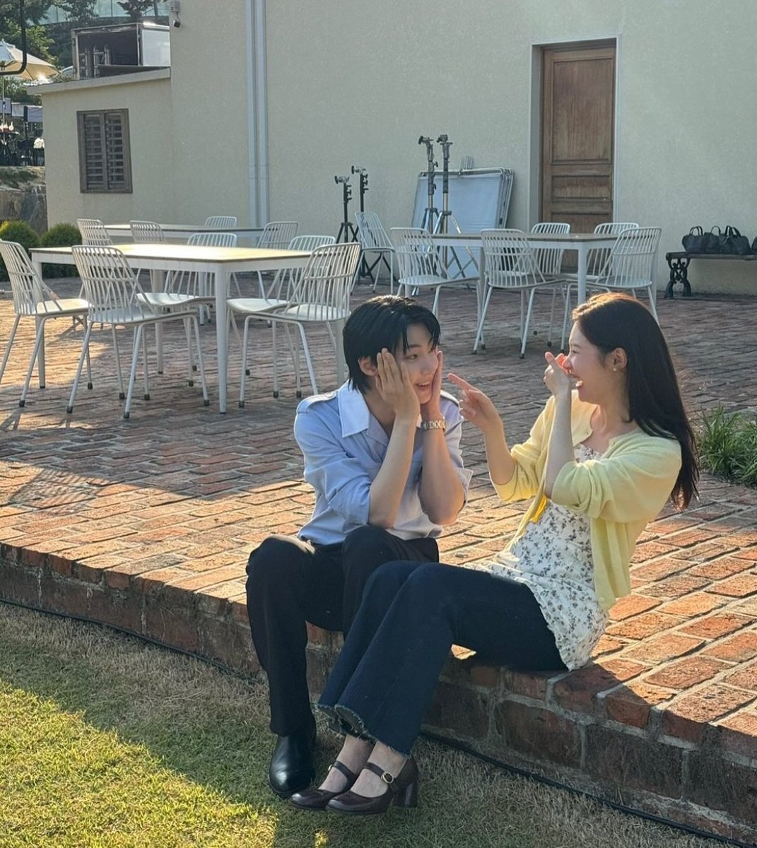 jcyfiles's tweet photo. chaeyeon feeding sanwon nation SO WELL 😭

#JungChaeyeon #HwangInYoup 
#조립식가족 #FamilyByChoice https://t.co/H49iKHisbC