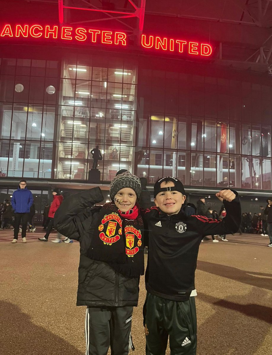 naiomigoodman's tweet image. A huge thank you to everyone who supported Harvey’s 40-mile walk last year from Alder Hey to Old Trafford, making his cousin's bucket list a reality.

This Thursday, we ask everyone to clap on the 9th minute for Zak, who sadly lost his battle with cancer.

Please RT, comment, and
