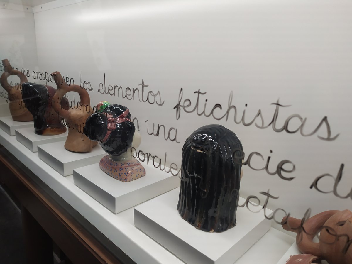 "Racismo Ilustrado IV" (A veces las cabezas pueden ser trofeos) instalación en el pabellón de España <a href="/la_Biennale/">La Biennale di Venezia</a> 2024, donde Sandra Gamarra con "Pinacoteca migrante" cuestiona las narrativas coloniales y los modos de representación históricos.