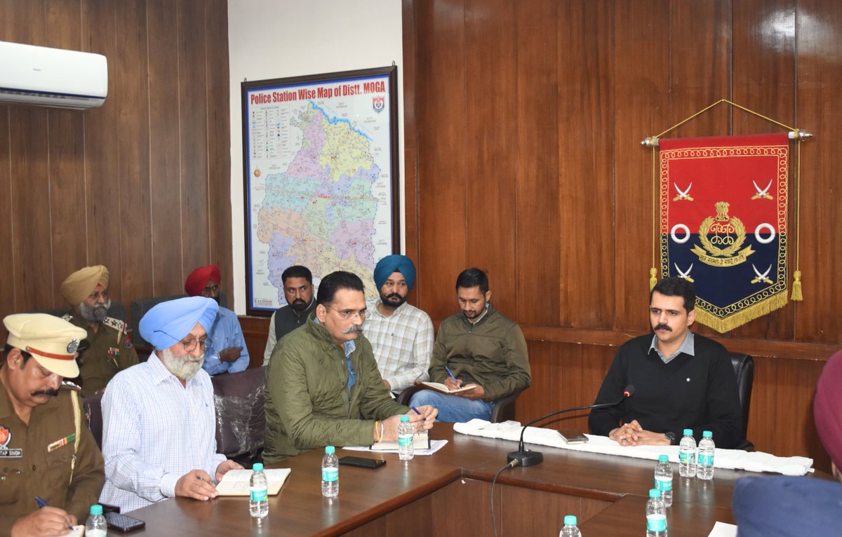 MogaPolice's tweet image. SSP Moga held a meeting with all branch/unit/cell in-charges of DPO Moga. During the meeting, instructions were given to ensure the prompt resolution of pending complaints and the timely completion of other official tasks.
#GeneralMeeting