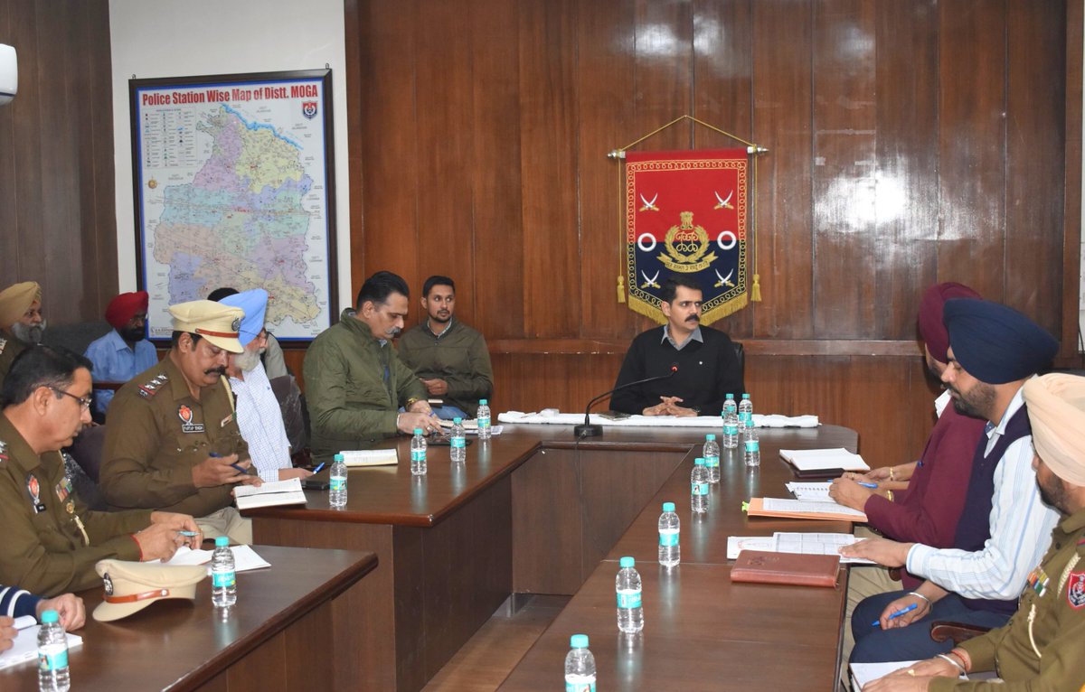 MogaPolice's tweet image. SSP Moga held a meeting with all branch/unit/cell in-charges of DPO Moga. During the meeting, instructions were given to ensure the prompt resolution of pending complaints and the timely completion of other official tasks.
#GeneralMeeting
