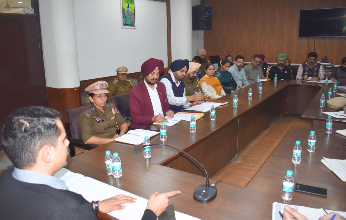 MogaPolice's tweet image. SSP Moga held a meeting with all branch/unit/cell in-charges of DPO Moga. During the meeting, instructions were given to ensure the prompt resolution of pending complaints and the timely completion of other official tasks.
#GeneralMeeting