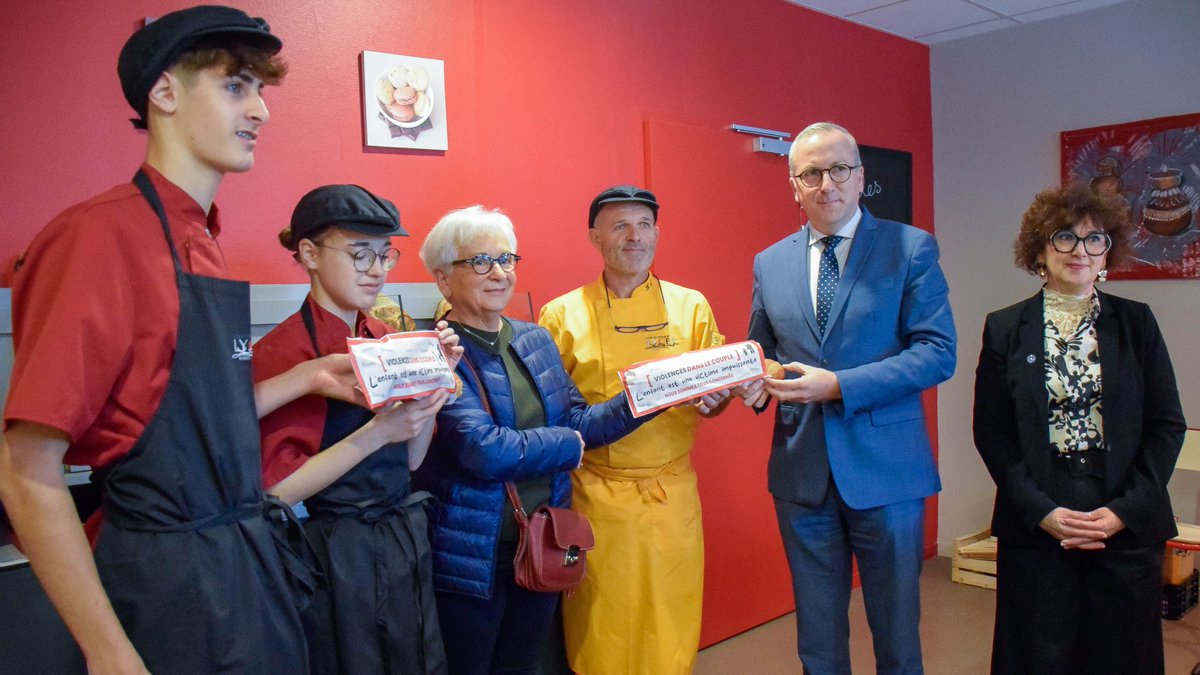 Prefet65's tweet photo. #NeRienLaisserPasser🟧| Lancement de la campagne « Pochettes à pain », par le #préfet65 et le tribunal judiciaire de Tarbes, portée par le #CIDFF65, au lycée professionnel Lautréamont. Elles seront remises à plus de 150 boulangeries des Hautes-Pyrénées par les forces de l’ordre. https://t.co/Z7UdnM1fBc