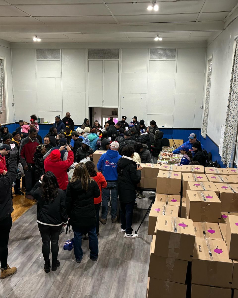 We partnered with FeedMore WNY and Dion Dawkins of the Bills and handed out over 200 turkeys and snapdragon apples. #niagarafreshfruit #Snapdragon #kastfarms #buffalony