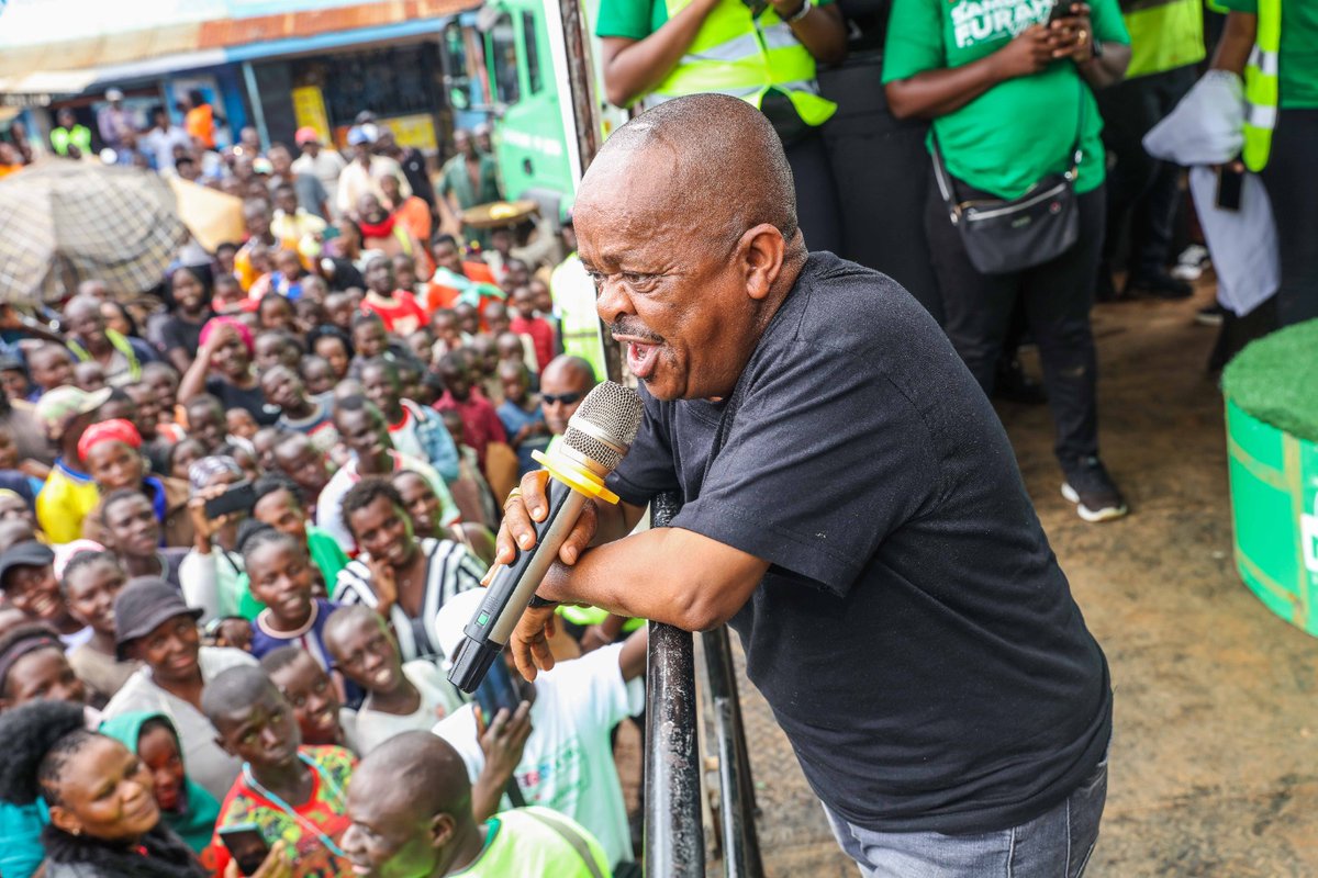 Meech_Tbag's tweet photo. @SafaricomPLC caravan is in the Greater Western Region this week. stay safe from conmen. Identify them as they approach or call you; don't fall for their tactics. Report to 333 any impersonator of Safaricom and other people or organizations for action. #SambazaFurahaNaSafaricom https://t.co/xcxh0I60LK