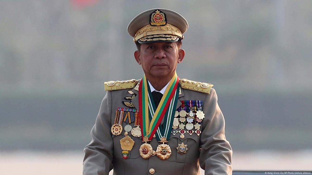 UNNew8's tweet photo. Min Aung Hlaing's #Myanmar army is still killing many people. and committing adultery It has been found that the Rohingya have been killed, arrested and tortured, and the request statements of the International Court of Justice (ICC) have also been found.  @UN_HRC @UNGeneva https://t.co/VyljE7PKsC