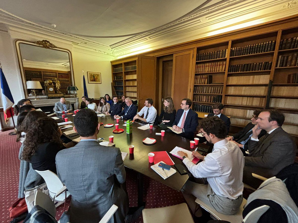 Association des Jeunes Diplomates (@a_jeunes_diplos) on Twitter photo Ravis d’avoir reçu ce matin S.E Stephan Steinlein, Ambassadeur d’Allemagne en 🇫🇷 pour évoquer l’avenir du couple 🇫🇷🇩🇪, les enjeux des législatives 🇩🇪 anticipées et les pratiques diplomatiques ! Danke Monsieur l’Ambassadeur et <a href="/AllemagneDiplo/">Ambassade d'Allemagne en France</a> ! Ravis d’avoir reçu ce matin S.E Stephan Steinlein, Ambassadeur d’Allemagne en 🇫🇷 pour évoquer l’avenir du couple 🇫🇷🇩🇪, les enjeux des législatives 🇩🇪 anticipées et les pratiques diplomatiques ! Danke Monsieur l’Ambassadeur et <a href="/AllemagneDiplo/">Ambassade d'Allemagne en France</a> !