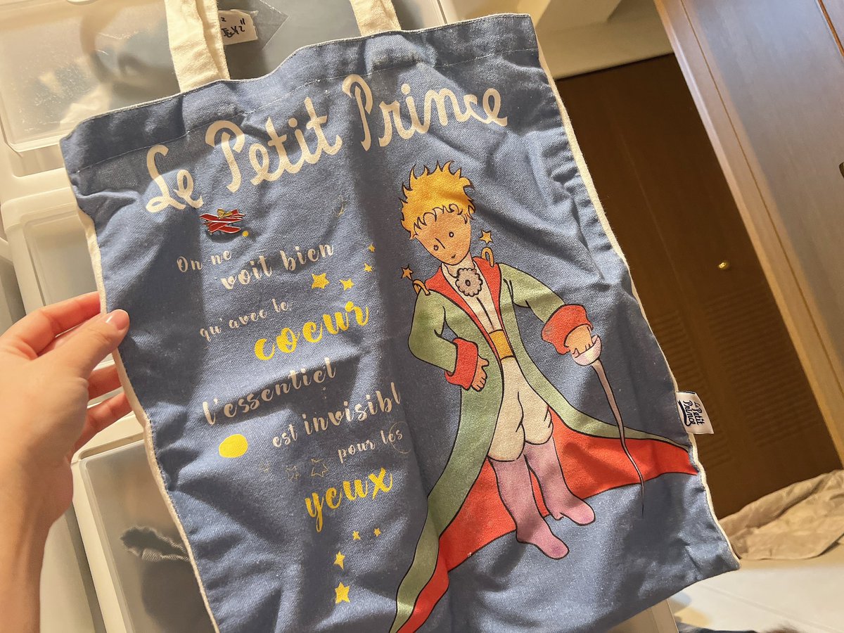 75_sugino's tweet photo. 家の片付けしてたらこんなものまででてきた、
ピンバッチもつけて🇫🇷行った時期星の王子さまグッズで溢れてたな私、この作品に参加出来てほんとに幸せ
#クロシア
#SIGN24 https://t.co/GOeRtAfBK2