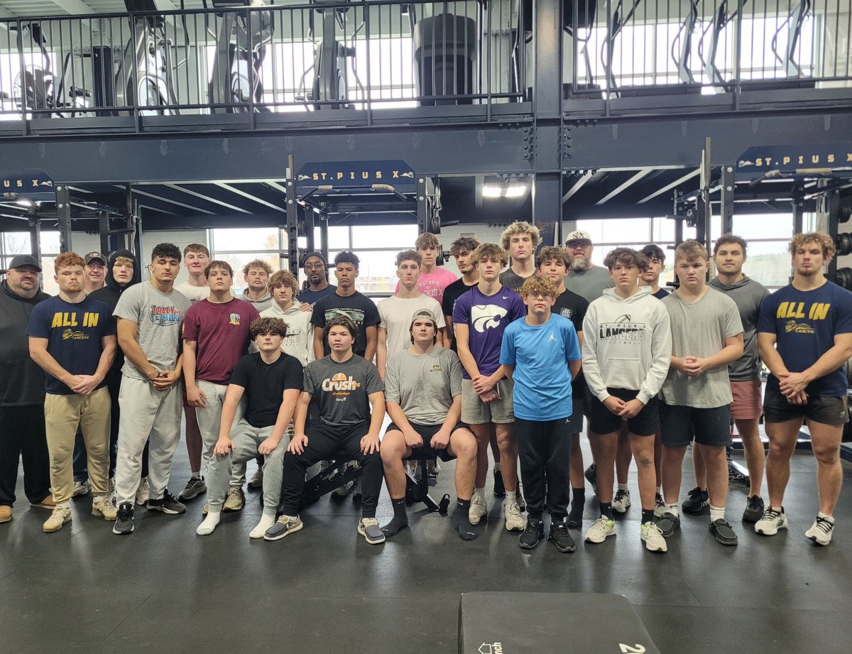 HunterHylton28's tweet photo. 5 days a week grinding with all my guys! I love this team!! #OffSeason #FootballRecruiting #QBClass2028 #FridayNightLights #WeakThingsBreak @StPX_Football @CoachFrankRay https://t.co/Rpk7ub8bfs