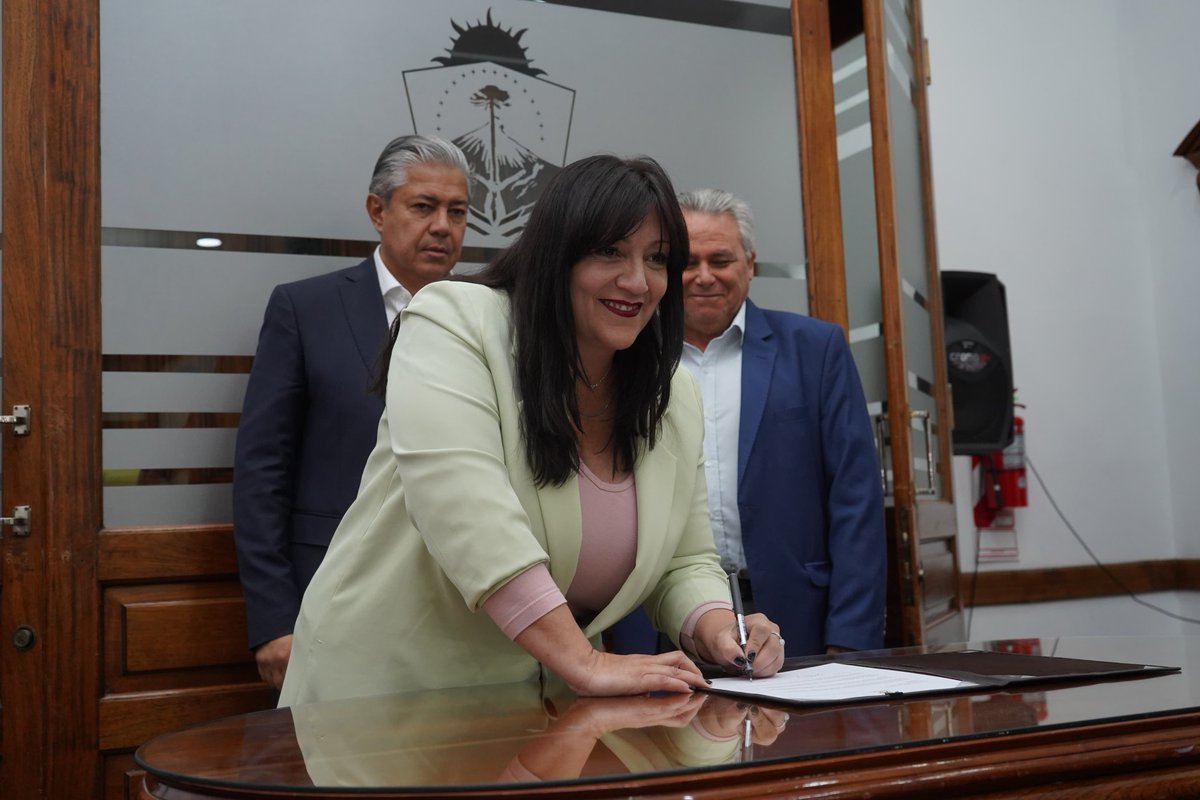 Rolo_Figueroa's tweet photo. ESTOY MUY ORGULLOSO DE LAS EMPRESAS NEUQUINAS

Valoro mucho el gran esfuerzo que han hecho desde las distintas cámaras empresarias agrupadas en @fecene_nqn para poder aportar a las Becas Gregorio Álvarez. Es una muestra de neuquinidad, de creer en nosotros mismos y pensar en brindar oportunidades a las futuras generaciones de neuquinos a través de la educación. 

Estas becas van hacia toda la provincia. Esto nos permite mostrar que Vaca Muerta está generando un impacto positivo para todas las regiones; especialmente en las pequeñas comunidades. Es un gran hecho que les agradezco de todo corazón.
