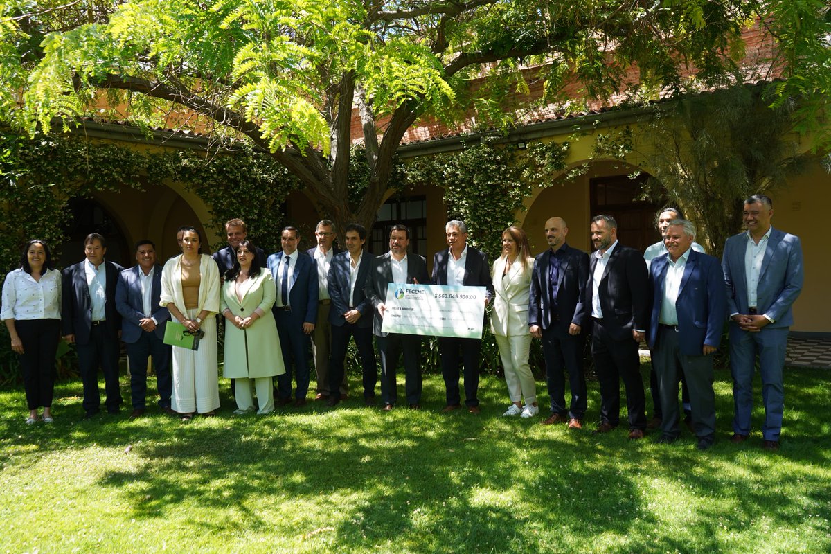 Rolo_Figueroa's tweet photo. ESTOY MUY ORGULLOSO DE LAS EMPRESAS NEUQUINAS

Valoro mucho el gran esfuerzo que han hecho desde las distintas cámaras empresarias agrupadas en @fecene_nqn para poder aportar a las Becas Gregorio Álvarez. Es una muestra de neuquinidad, de creer en nosotros mismos y pensar en brindar oportunidades a las futuras generaciones de neuquinos a través de la educación. 

Estas becas van hacia toda la provincia. Esto nos permite mostrar que Vaca Muerta está generando un impacto positivo para todas las regiones; especialmente en las pequeñas comunidades. Es un gran hecho que les agradezco de todo corazón.