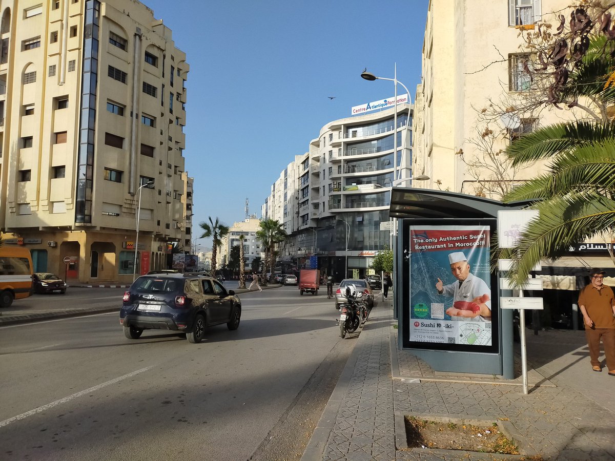 GypsyShoki's tweet image. 先日広告系の会社の方がお客様としてご来店。うちの店を大変気に入って頂き、「応援したいから今度バス停の広告を無料で出してあげるよ！」とのことで、この度フェズの中で最も人が行き交うエリアのバス停に広告を本当に無料で出して頂きました。こういうの本当に嬉しいな🥺