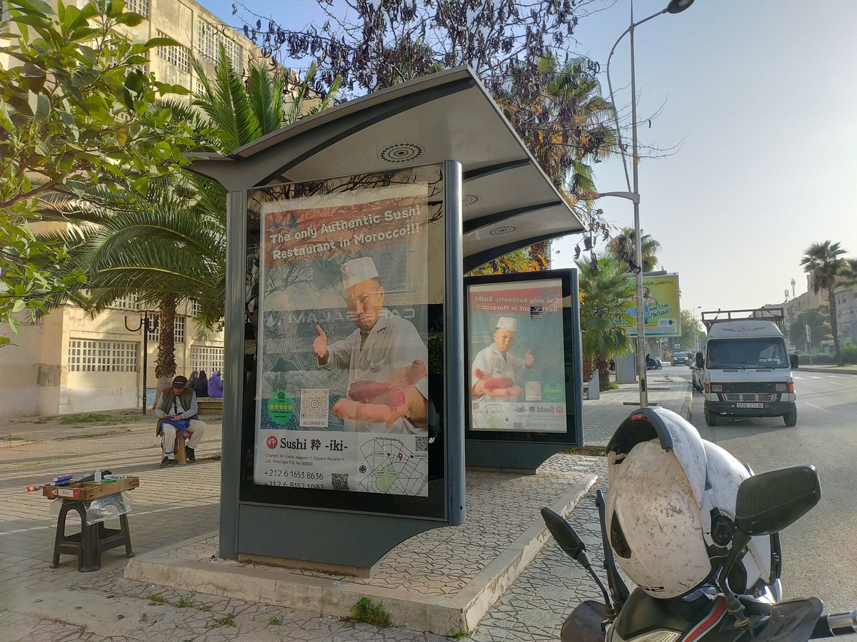 GypsyShoki's tweet image. 先日広告系の会社の方がお客様としてご来店。うちの店を大変気に入って頂き、「応援したいから今度バス停の広告を無料で出してあげるよ！」とのことで、この度フェズの中で最も人が行き交うエリアのバス停に広告を本当に無料で出して頂きました。こういうの本当に嬉しいな🥺