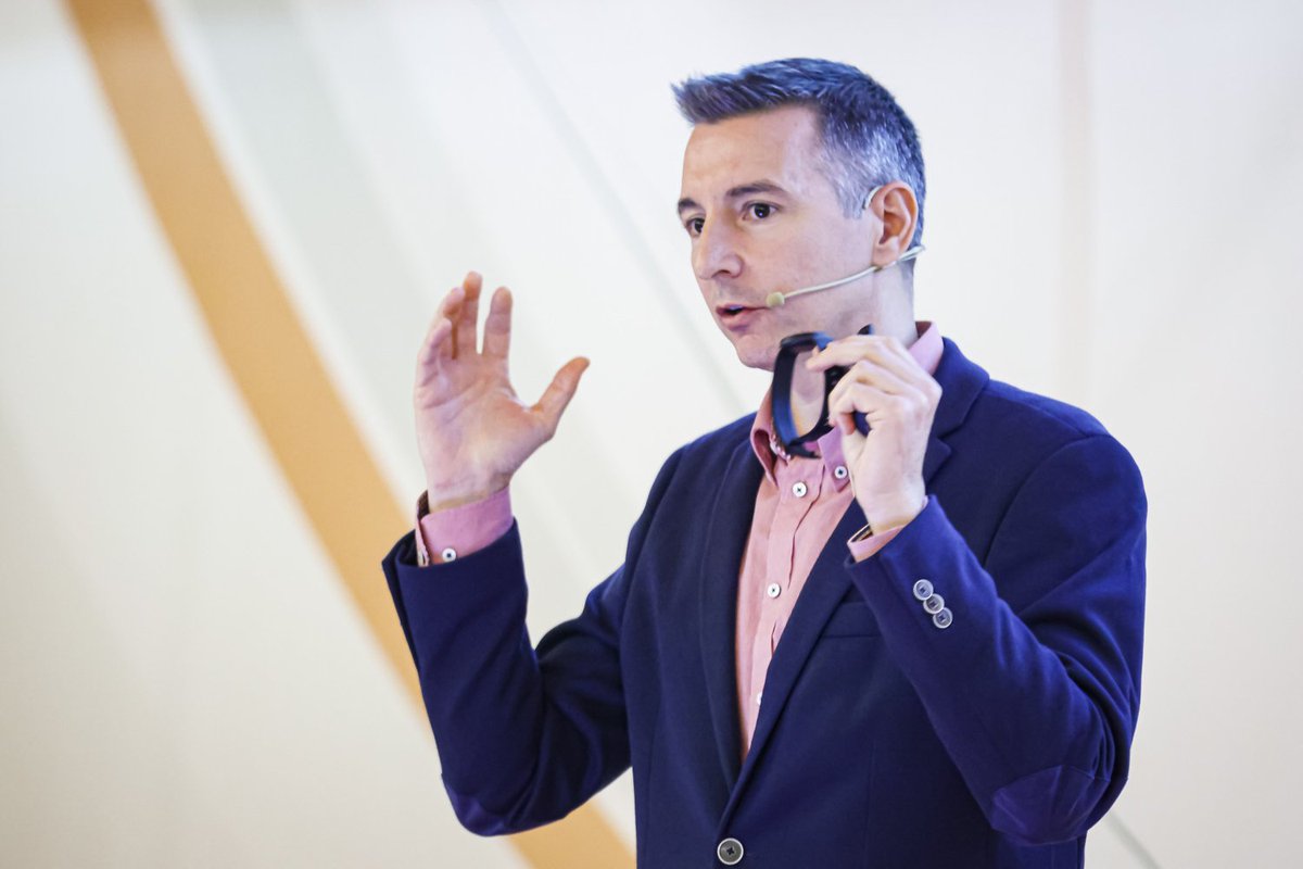 Diego García es el CEO de VitalKeep. 

"En España hay 2 millones de personas de edad avanzada que viven solas y sus familiares están preocupados. 

"Nuestra pulsera detecta si estás más tiempo de lo normal en un lugar, por ejemplo el aseo. El resto solo te da ubicación GPS".