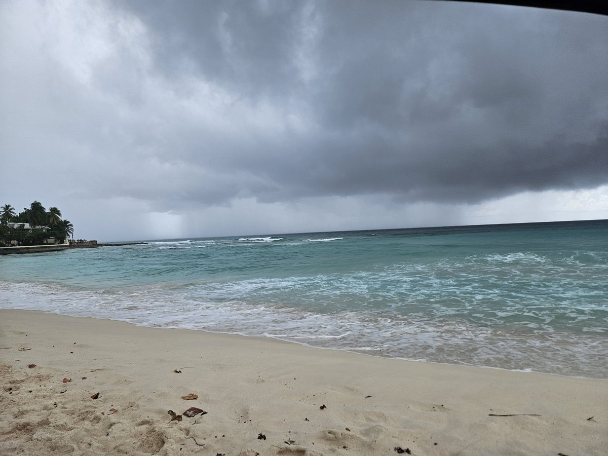 GJA69's tweet photo. Think there's a storm brewing π€#doverbeach #stlawrencegap #barbados https://t.co/FXqWG0tyG0