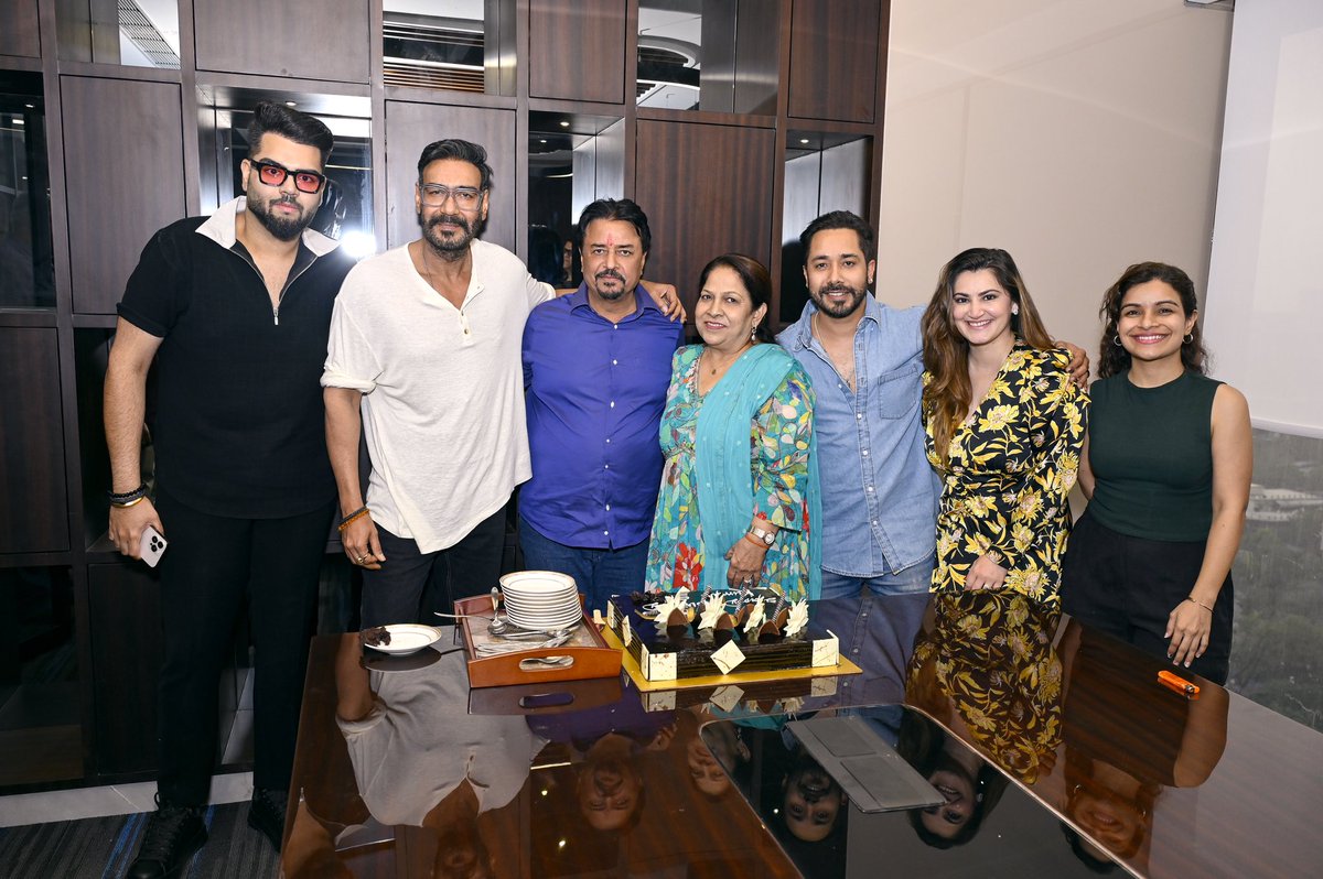 PanoramaMovies's tweet photo. Celebrating our Chairman @KumarMangat Sir’s special day with his family and the renowned @ajaydevgn Sir, as we embrace a new chapter of growth and success at the office. Here's to more blessings and new beginnings ahead! 🙏🎂✨♥️

#KumarSirBirthday #AjayDevgn #NewBeginnings https://t.co/LwwENnLlnB