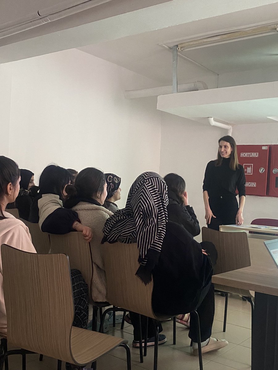 esragsb's tweet photo. Psikolog Serap DENİZ, Müdürlüğümüz öğrencilerine “Evlilik Öncesi Eğitim” isimli sunum gerçekleştirdi. Bununla birlikte Aile Danışmanlığı alanında çalışan Psikolog İrem KURTULUŞ, bireysel ve aile danışmanlığı hakkında öğrencileri bilgilendirdi. 
@EdirneKYGM @GSB_Edirne @nvn2259 https://t.co/fipVgV0zvx
