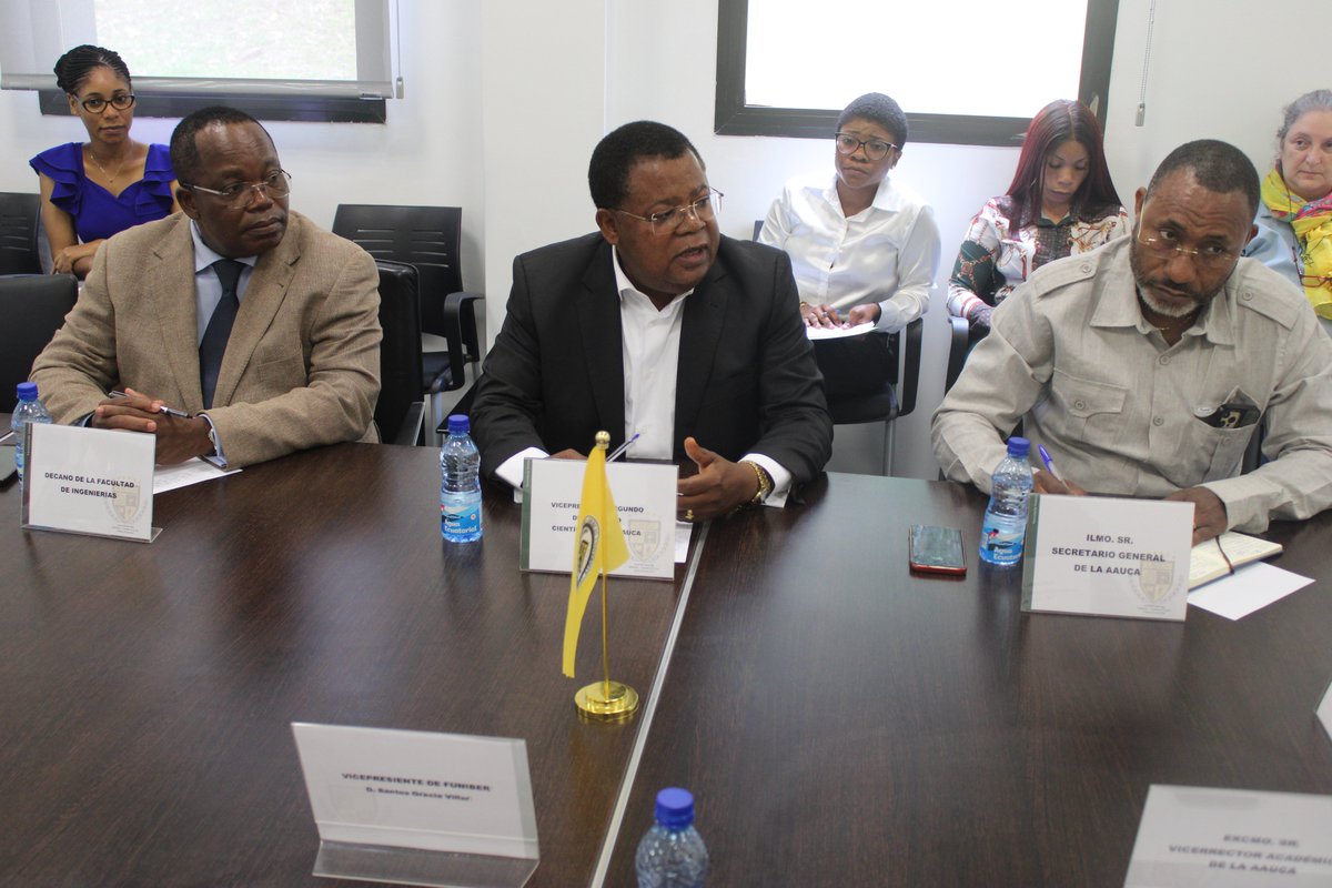 AAUCA2's tweet photo. La #AAUCA ha recibido la visita del Presidente de #FUNIBER, Santos Gracia Villar, acompañado del Director de Relaciones Institucionales, Frigdiano Álvaro Durántez Prados. Un encuentro frutctífero con distintas perspectivas de formación para nuestro personal. https://t.co/so4ED5FJJy