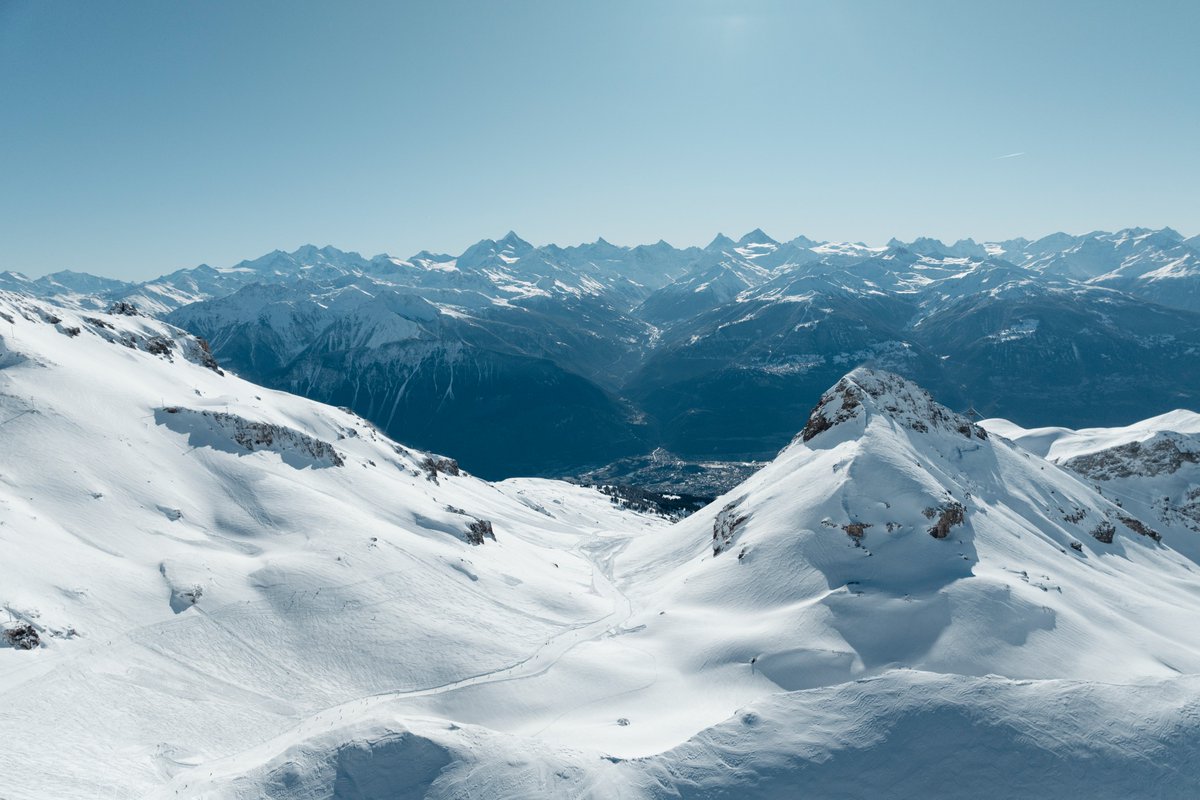 Les pistes vous ont manqué? 
Avec les premières chutes de neige, l'hiver s'installe et marque le coup d'envoi tant attendu de la saison. Les remontées mécaniques de #CransMontana ouvrent tous les jours la mythique piste Kandahar dès le vendredi 29/11/24.
bit.ly/49cxwv1