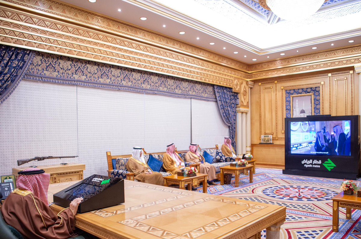 Bandaralgaloud's tweet photo. سيدي #خادم_الحرمين_الشريفين يفتتح مشروع #قطار_الرياض، الذي يُعد العمود الفقري لـ "شبكة النقل العام بمدينة الرياض" وأحد عناصر منظومة النقل فيها.
#الهيئة_الملكية_لمدينة_الرياض
#RCRC | #Riyadhmetro https://t.co/UZJQvSKt7Z