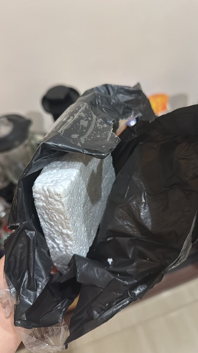 tinyblushes_'s tweet photo. Baru aja pulang ke rumah trs aku terima paket dengan ekspedisi JNT, aku kira salah satu belanjaan aku ternyata isi nya STEROFOAM dan pas aku cross check ke platform tempat aku belanja, aku ngga pernah pake ekspedisi JNT… jujur pas buka deg deg an bgt karena ak kira itu barang ku https://t.co/Pg2bQFjIr7