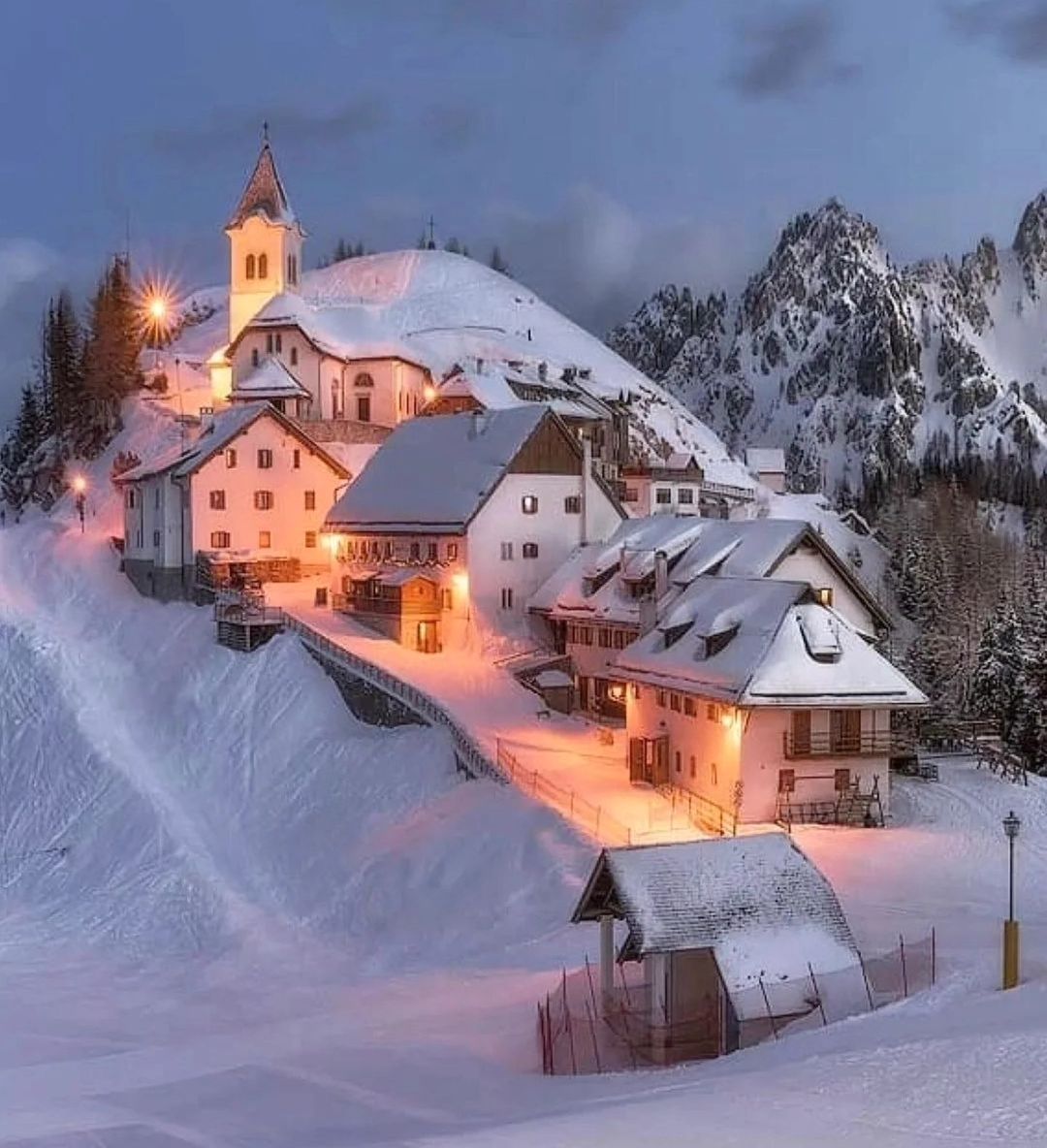 VisitFVG's tweet photo. 🏔️ Le prime nevicate hanno imbiancato il Monte Lussari! Un invito al mondo invernale delle Alpi Giulie, dove gli appassionati di sci possono già assicurarsi lo skipass in prevendita 👉  https://t.co/YouxQe6xF8
Un paradiso nevoso ti attende.
#IoSonoFVG #VisitFVG 
📷 nicola.chinellato
