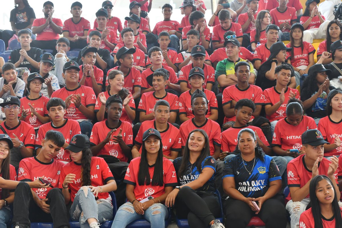 AlcaldiaDeCali's tweet photo. ¡Fútbol por la paz y el futuro!
Cali fue el epicentro de la gran final de la #CopaClaro por Colombia, con 264 niños y niñas de 24 departamentos. Una muestra de cómo el deporte une y transforma, dándole a nuestros jóvenes herramientas para soñar y construir un mejor mañana. https://t.co/KqAOIALViP