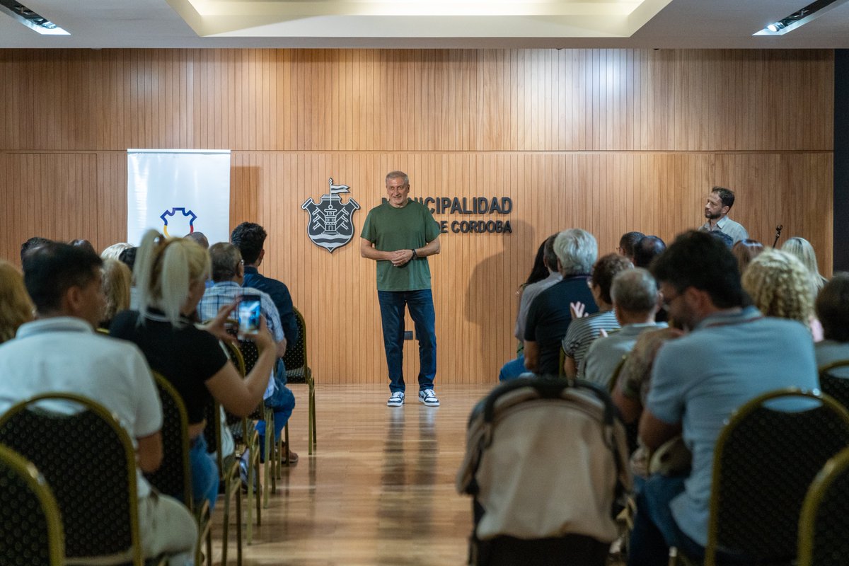 pichi_oficial's tweet image. Continuamos con la entrega de los aportes #CodoACodo destinado a los #CentrosVecinales, como una manera de estar presentes desde el Estado municipal, colaborando en resolver algunas problemáticas de los barrios.