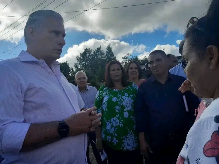 En la tierra del Benny Moré 🎶 nuestro presidente se reúne con pobladores, escuchando y dialogando sobre temas de interés.
#YoSigoAMiPresidente 
#CienfuegosXMásVictorias