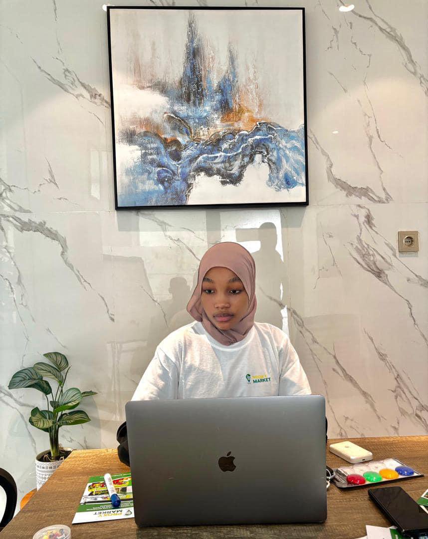 JobKaay's tweet photo. 🛑Elle, c’est Noura Ayé. À 20 ans, elle réfléchit à une idée qui va révolutionner nos marchés africains.
Elle pense à créer un marché de proximité nommé PROXY MARKET, qui aura pour objectif de permettre d’avoir des produits locaux de qualité près de chez soi.👇🏾 https://t.co/bwzbPhePeT