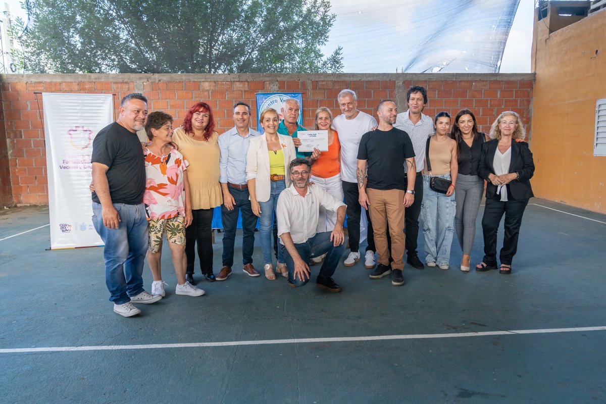 pichi_oficial's tweet image. Continuamos con la entrega de los aportes #CodoACodo destinado a los #CentrosVecinales, como una manera de estar presentes desde el Estado municipal, colaborando en resolver algunas problemáticas de los barrios.