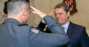 ThiagoResiste's tweet photo. URGENTE!!! Chefe da Segurança de Tarcísio durante a campanha acaba de ser PRESO por crime bilionário ligado ao PCC!!

É o capitão Diego Cangerana (foto)!! Ele e outros bandidos movimentaram R$ 6 bilhões de dinheiro do tráfico de drogas!!

ESSE É O MODERADO DA GLOBO!! LIGADO AO PCC!!!