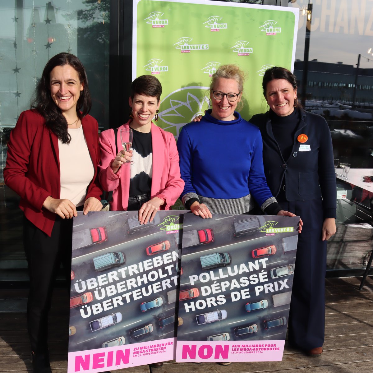 Dimanche dernier, nous avons remporté une victoire historique : le peuple a clairement rejeté les méga-autoroutes ! 🎉 Avant de nous préparer avec détermination pour les prochaines votations, jetons un regard en arrière sur cette journée historique. Merci à toutes et tous pour