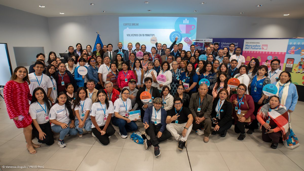 PNUDperu's tweet photo. Los mercados son la principal fuente de ingresos de más de 300 000 familias. En el Foro de Mercados del Futuro, especialistas y comerciantes comparten soluciones para la modernización y digitalización de los mercados 🔴 En vivo: https://t.co/ukdMnsZfYz 🔗https://t.co/zkO6TFIwpQ https://t.co/U6F0ajtk8L