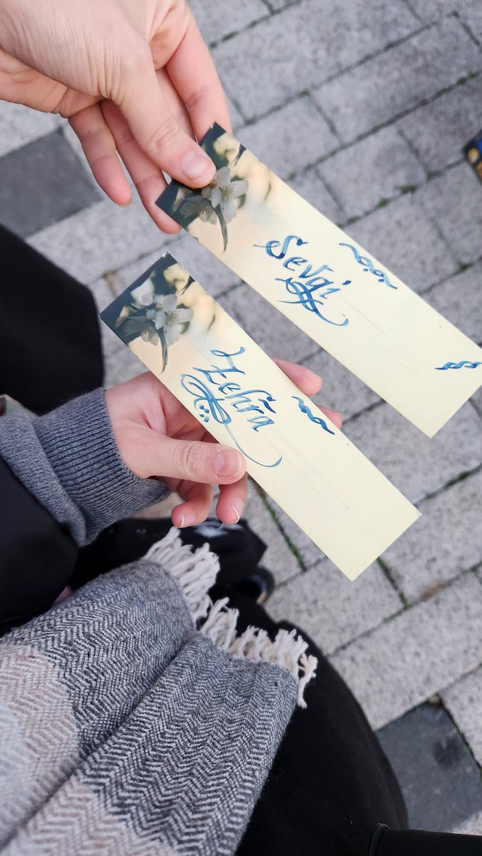 Arkadaşımla girdiğimiz sahaftaki amcamız küçük bir sohbetin ardından hafız olduğumuzu öğrenince içinden ikimizede böyle küçük bir hediye vermek geldi.. Günümüzü güzelleştirdi, kalbimizi yumuşattı, bize bir tebessümüyle insanlığı öğretti.